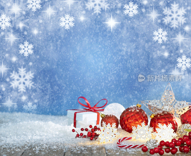圣诞背景雪花纷飞，礼品盒，小玩意，c