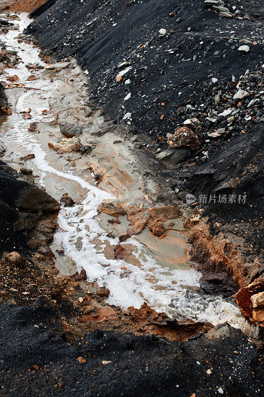 黑土上的脏水与岩石和粘土，恶劣的环境概念特写