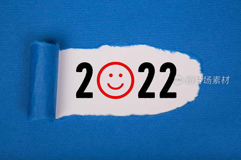 撕纸与快乐的新年2022在白色背景