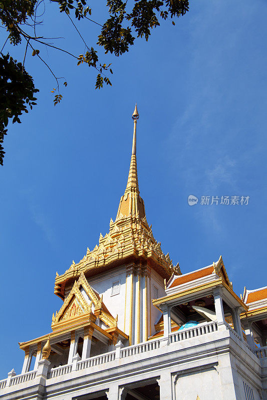 靠近佛教寺庙的外部，在曼谷的天空上的佛寺