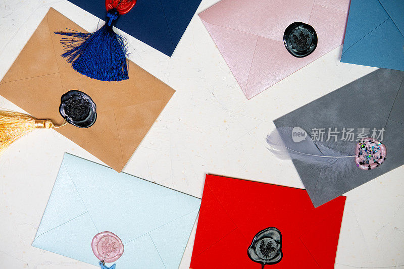 五颜六色的信封。用蜡封好的信封。对应的概念。