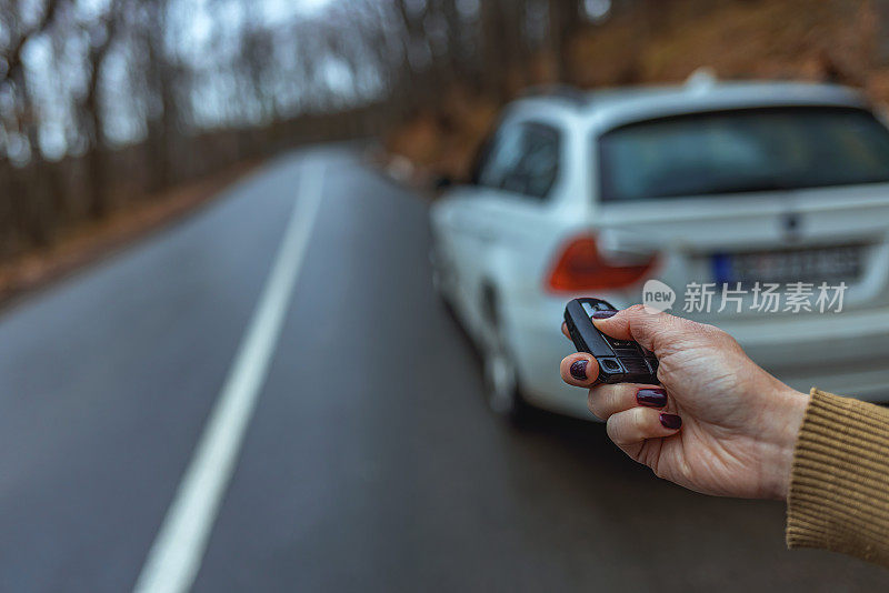 用遥控钥匙打开汽车