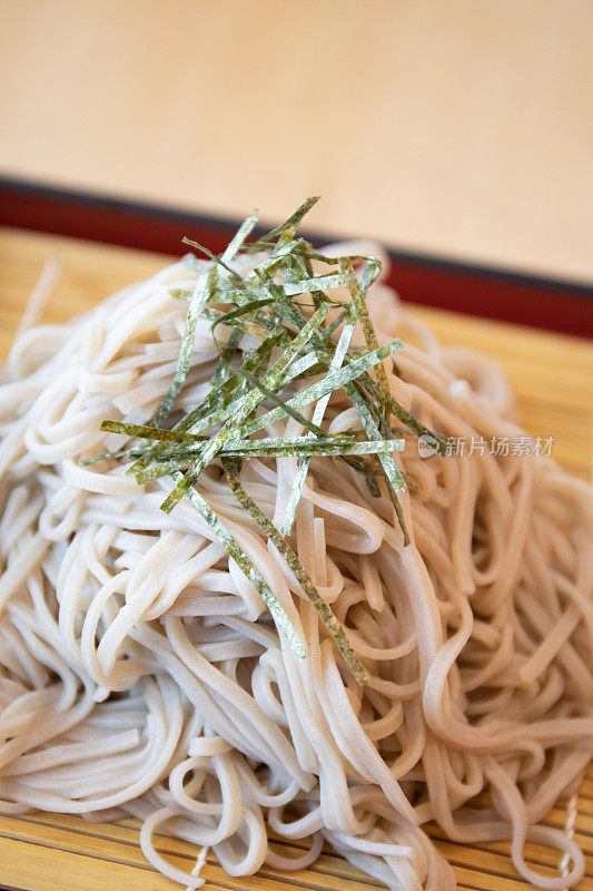 餐厅里的传统冷日本荞麦面