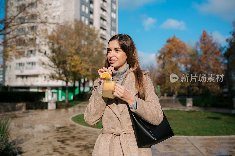 吸引人的年轻白人妇女享受自己在城市