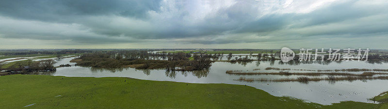 大雨过后，荷兰Overijssel的IJssel河水泛滥