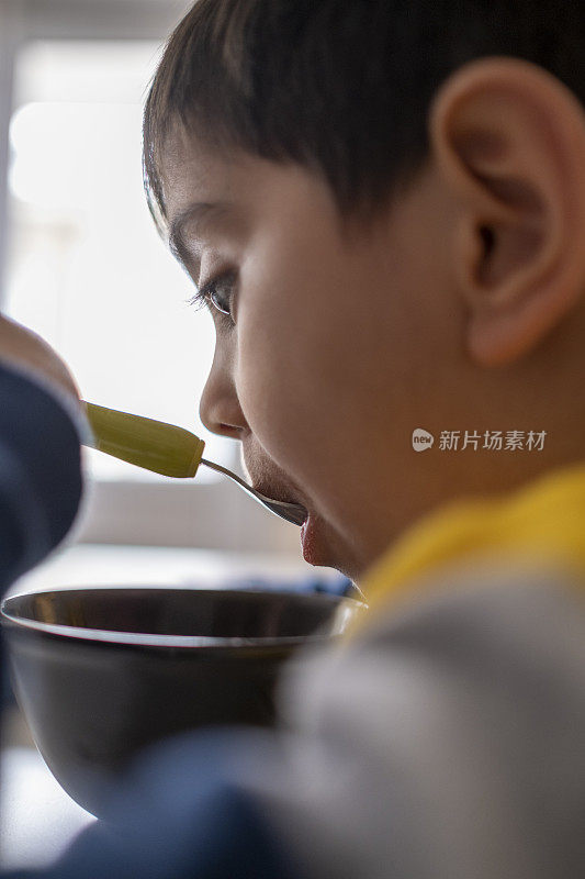 他喜欢早餐、午餐和晚餐吃麦片