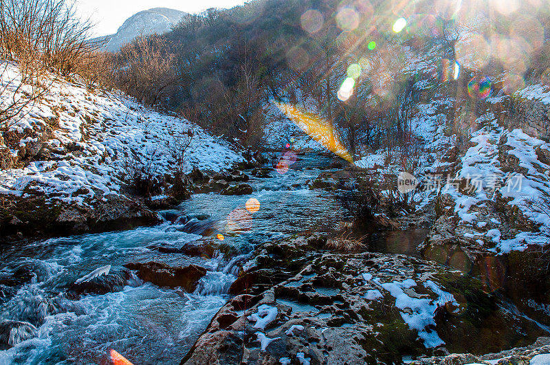 冬季山地景观，河流积雪和树木，最喜欢野餐的地方