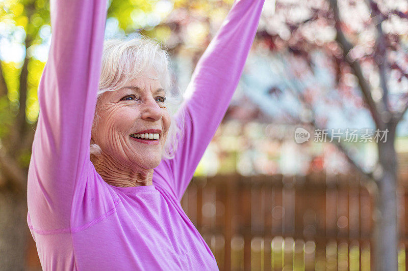 健康和活跃的成熟老年女性健康生活照片系列