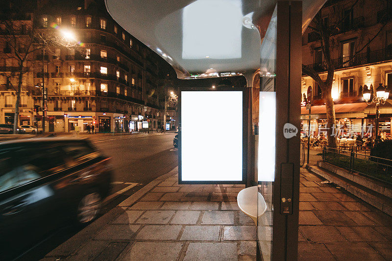 夜间的空白公交车站海报