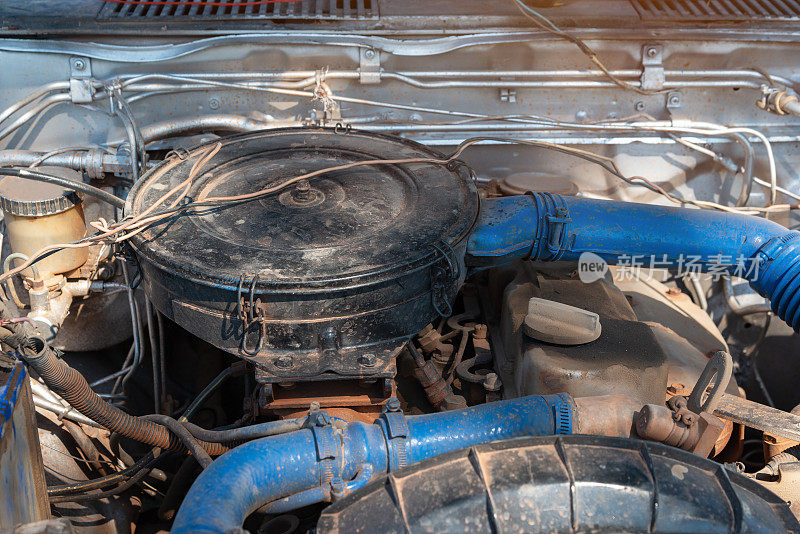 旧的柴油发动机与生锈和肮脏的汽车零部件，渗水和不良的汽车保养。