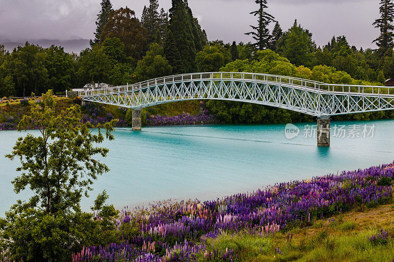 特卡波湖人行天桥，新西兰，大雨，春天
