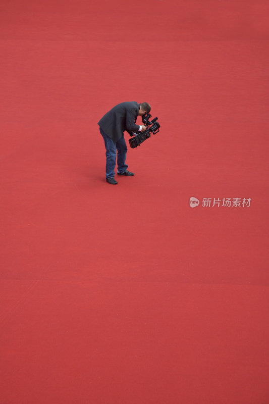 红地毯上的摄影师