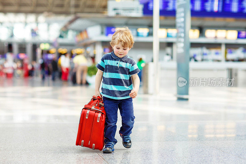 疲惫不堪的小男孩在机场旅行