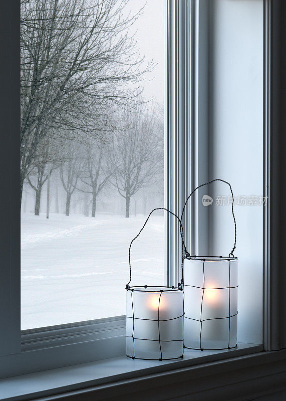 舒适的灯笼和透过窗户看到的冬季风景