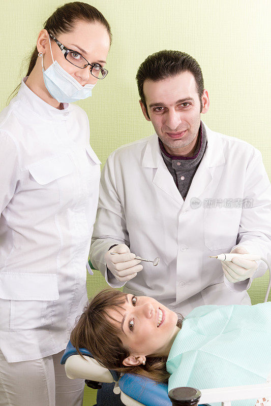 牙医和他们的病人的肖像