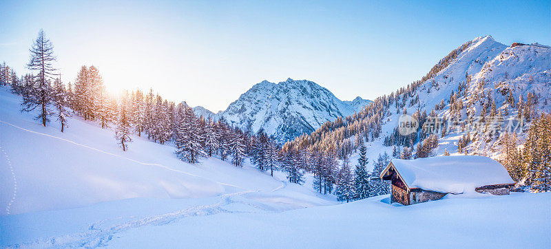 阿尔卑斯山的冬日仙境和日落时分的山间小屋
