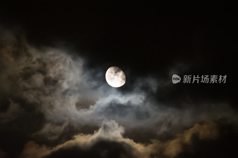 晚上月亮被乌云包围着