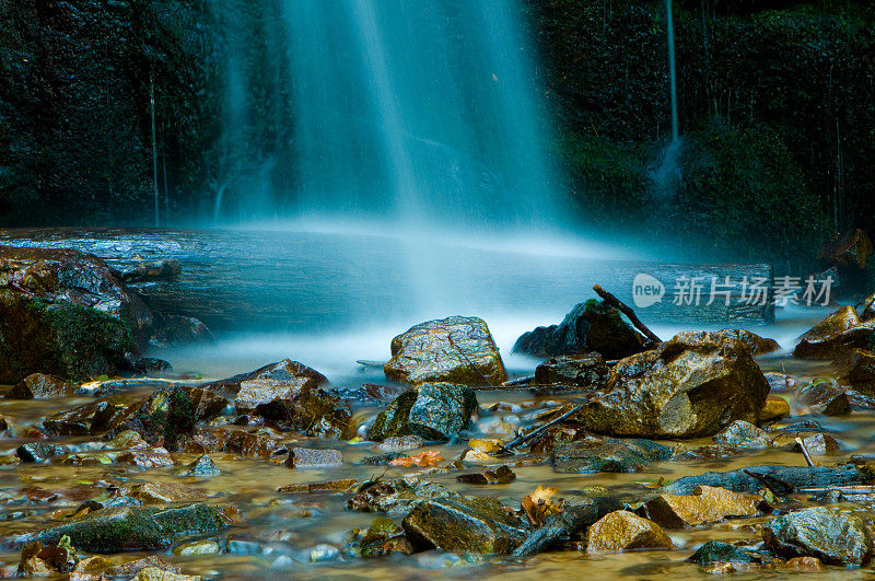 隐藏的雨林瀑布