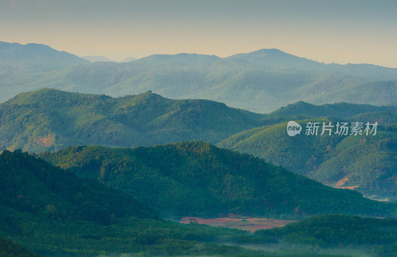 美丽的日出在薄雾清晨的山。