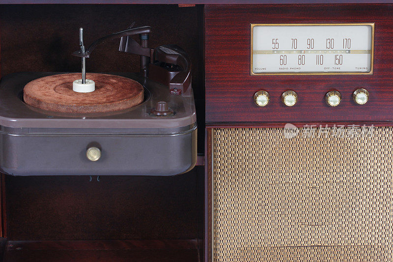 老式收音机和转盘