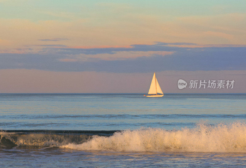 缅因州，奥甘退出海滩，日落时冲浪和帆船。