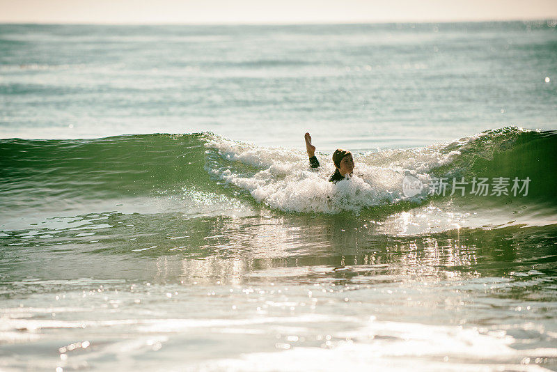 男孩身体冲浪在加利福尼亚的波浪