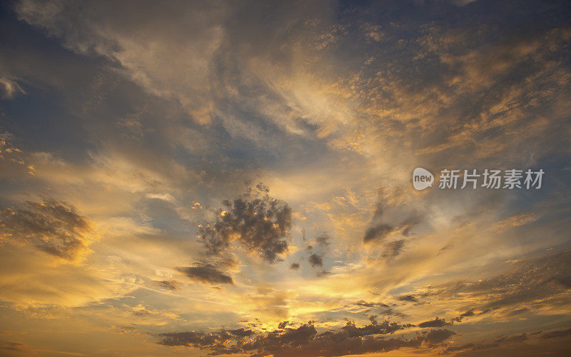 日落时俯视天空