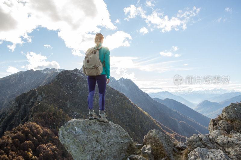 年轻女子徒步到达山顶