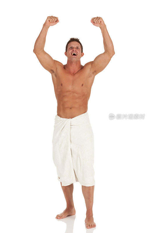 肌肉发达的男人举起手臂欢呼