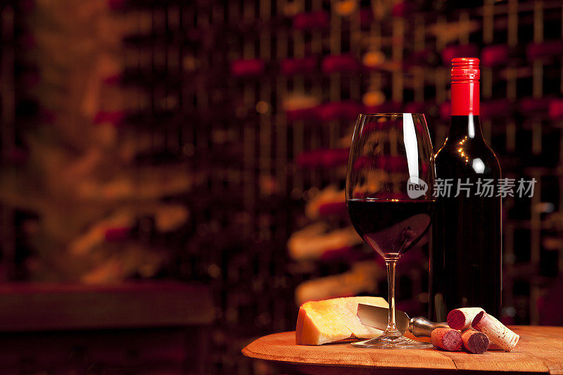 酒窖里的一瓶和一杯红酒。