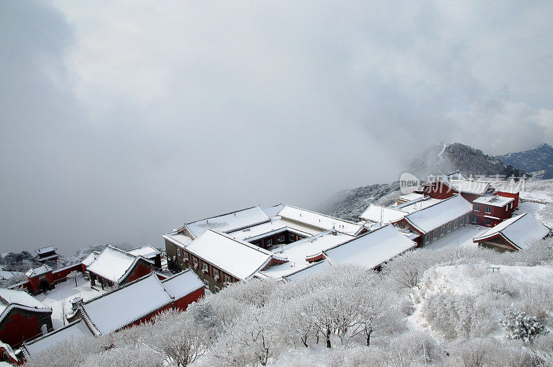 泰山在雪中