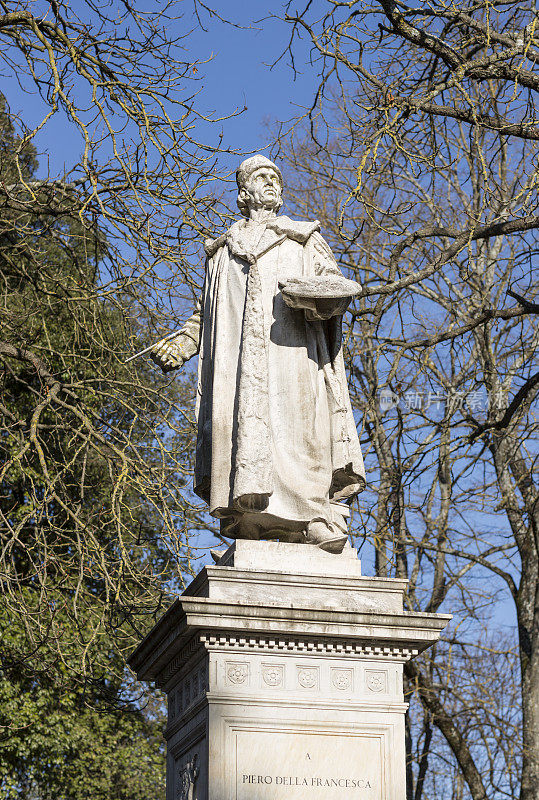 皮耶罗・德拉・弗朗西斯卡的雕像在意大利托斯卡纳的桑塞波尔克罗