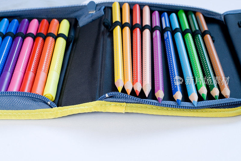 准备好上学用的彩色铅笔