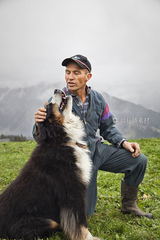 瑞士农夫和他的伯尔尼山犬聊天