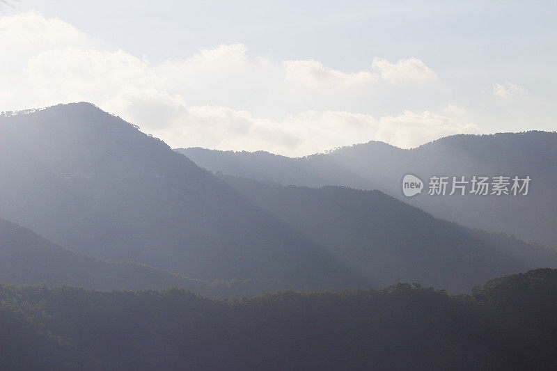 清晨雾蒙蒙的日出Troodos塞浦路斯山塞浦路斯