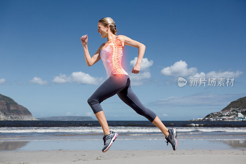 在海滩上慢跑的女人的脊骨