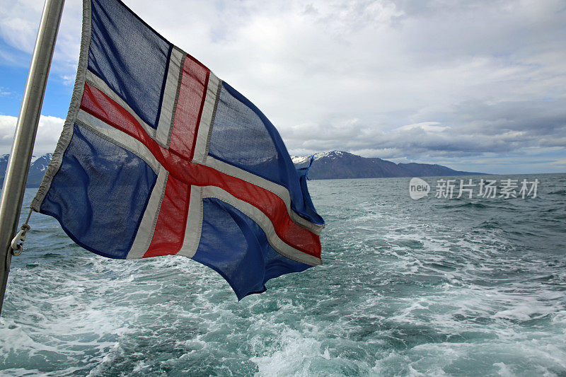 胡沙维克附近一艘船上的冰岛国旗。冰岛