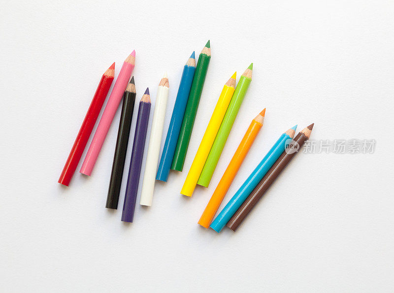一堆有趣的迷你彩色铅笔孤立在白色上