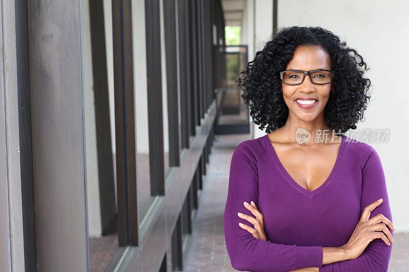 戴眼镜工作的非裔美国妇女