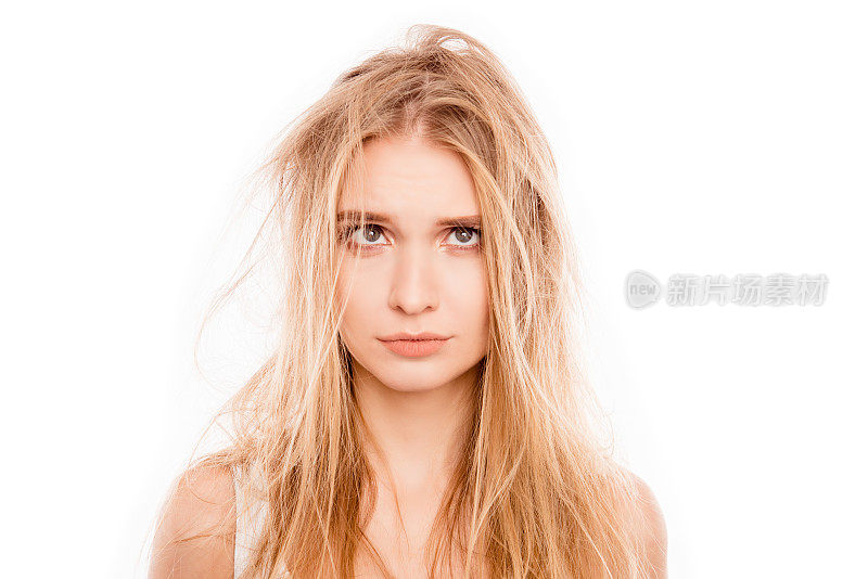 年轻的金发女人的肖像她的头发受损了