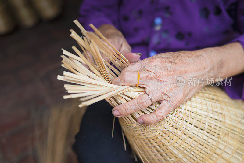 在越南的传统手工艺村，妇女手工编织热带竹鱼陷阱