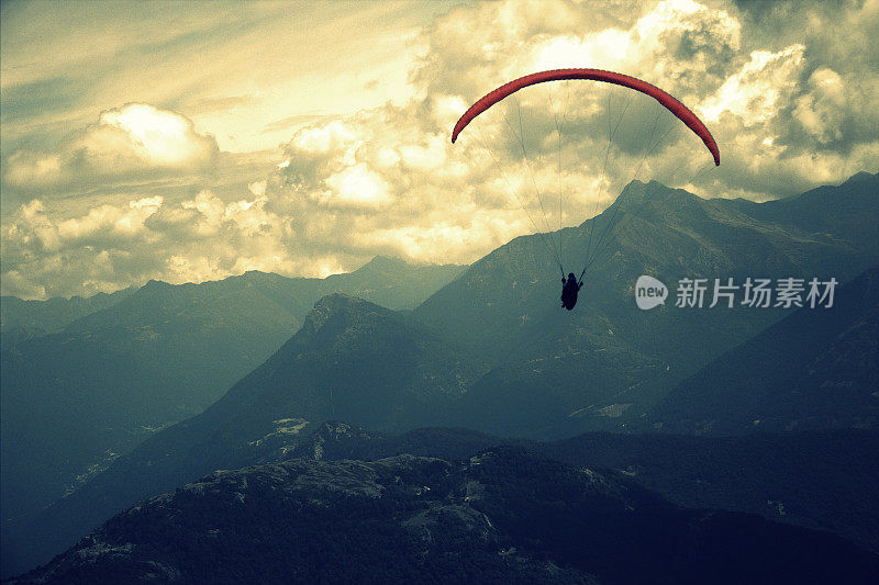在高山上跳伞