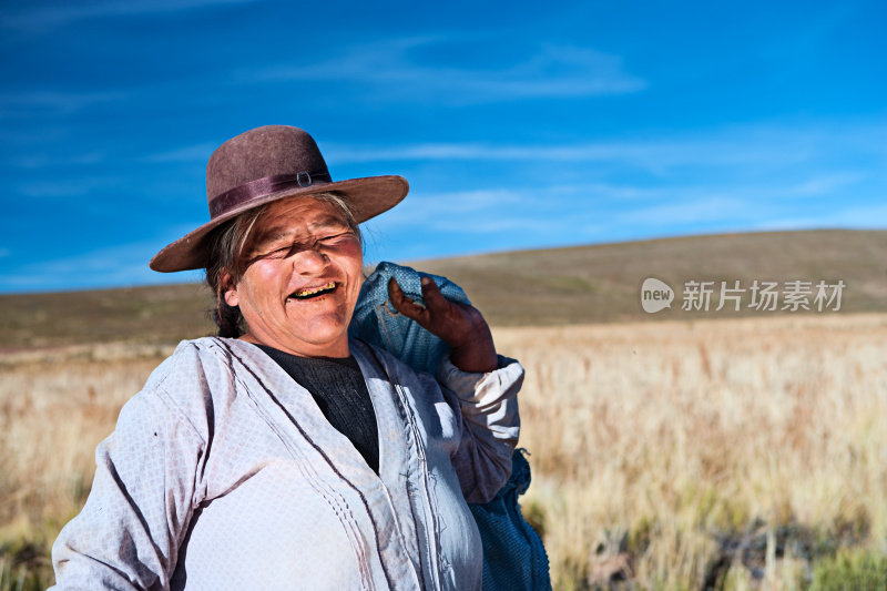 玻利维亚奥鲁罗的一名收集藜麦的玻利维亚妇女