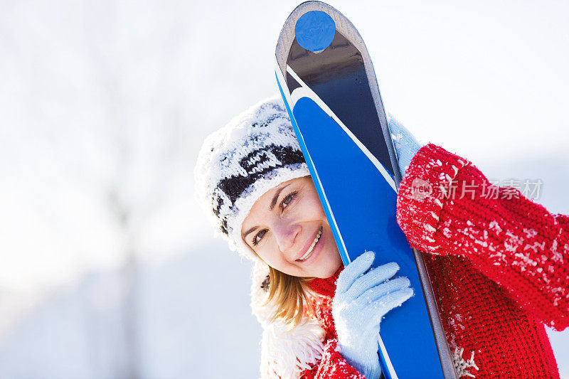 在滑雪胜地休息的快乐女人。