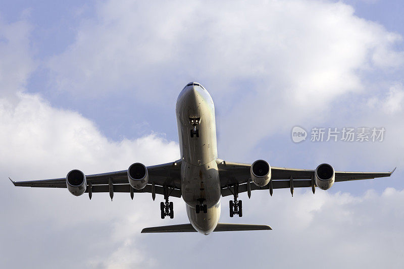 空中客车340从下面