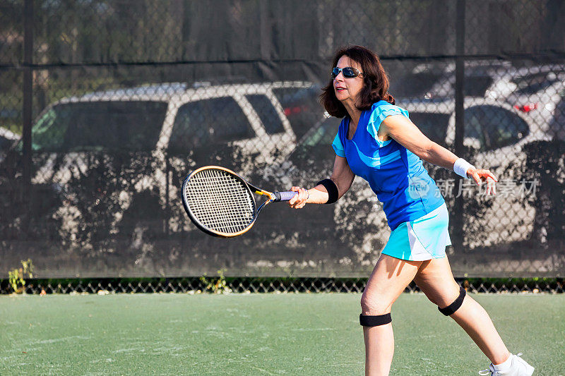 老年妇女保持活跃，打网球