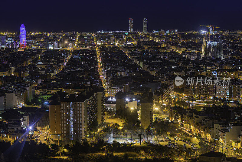 巴塞罗那地标在夜晚照亮西班牙圣家堂