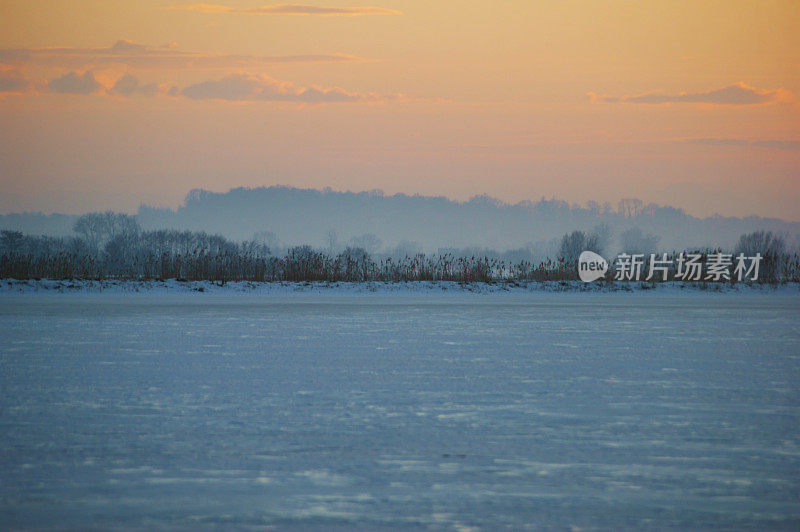 冬湖上的日落