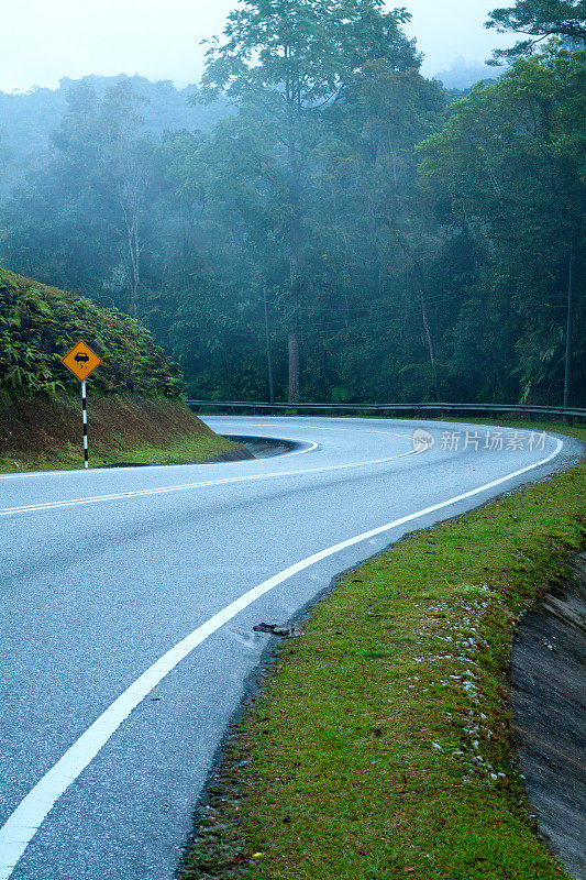 卡梅隆高地蜿蜒的道路