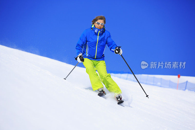 老年人在阳光明媚的滑雪胜地滑雪